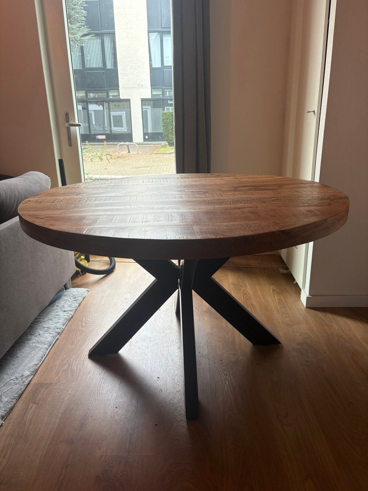 Ronde eettafel met houten blad en metalen onderstel, Ophalen, 100 tot 150 cm, Rond, Zo goed als nieuw
