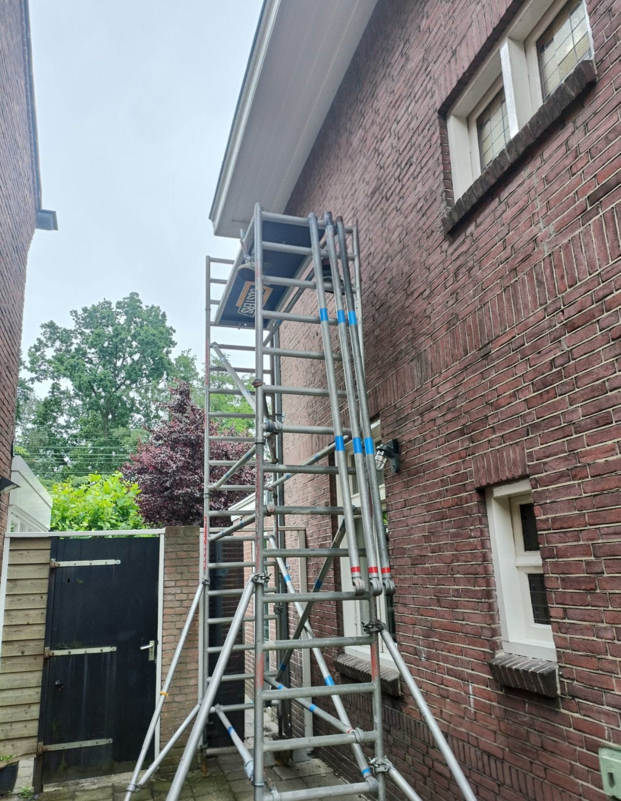 Te huur: Stevige smalle rolsteiger 8 meter hoog, Doe-het-zelf en Verbouw, Ophalen, Zo goed als nieuw, Rolsteiger of Kamersteiger