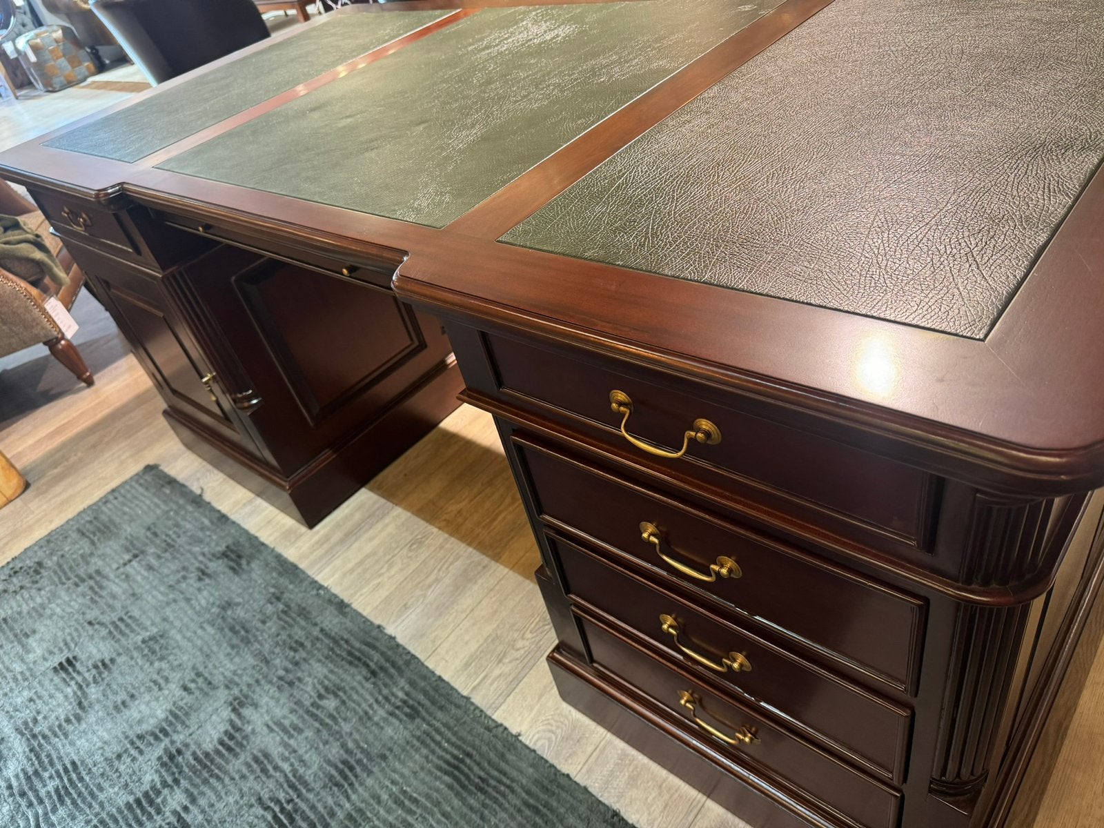 Foto 6 van KLASSIEK XXL ENGELSE CHESTERFIELD BUREAU MAHONIEHOUT 200 CM