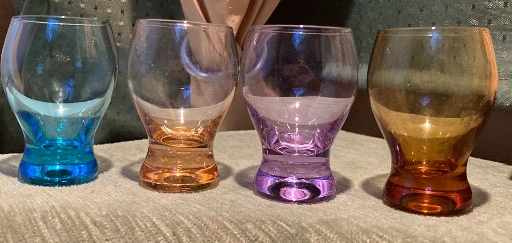 4 Shot Vintage Glaasjes gekleurd glas, Antiek en Kunst, Ophalen