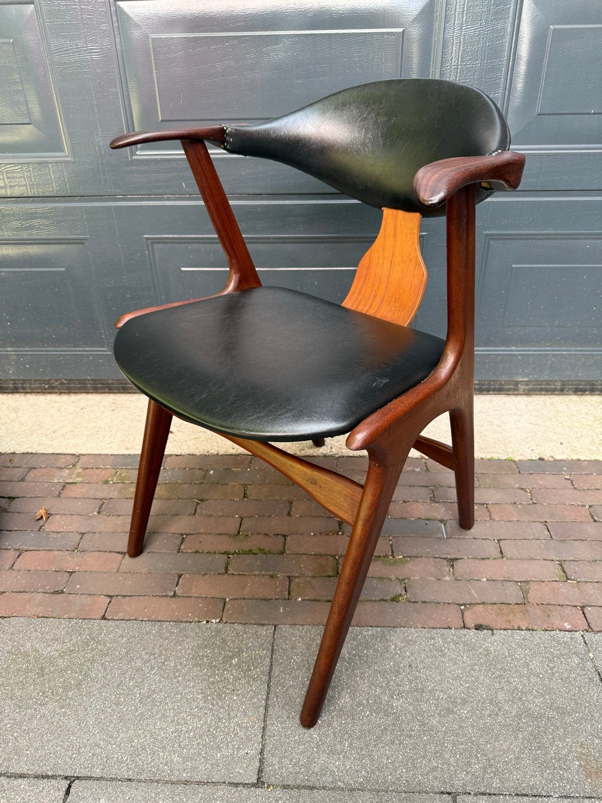Louis van Teeffelen Cowhorn Stoel - Teak & Zwart Leer, Antiek en Kunst, Ophalen