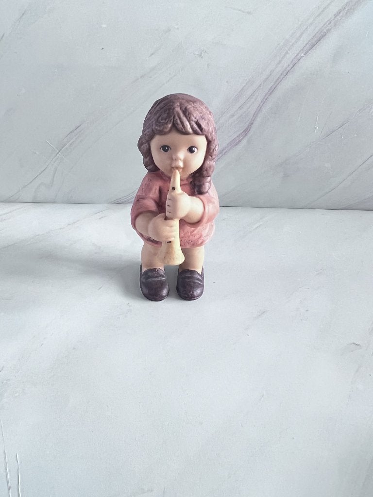 Goebel Nina & Marco meisje met fluit – beeldje, Verzamelen, Ophalen of Verzenden, Zo goed als nieuw, Mens
