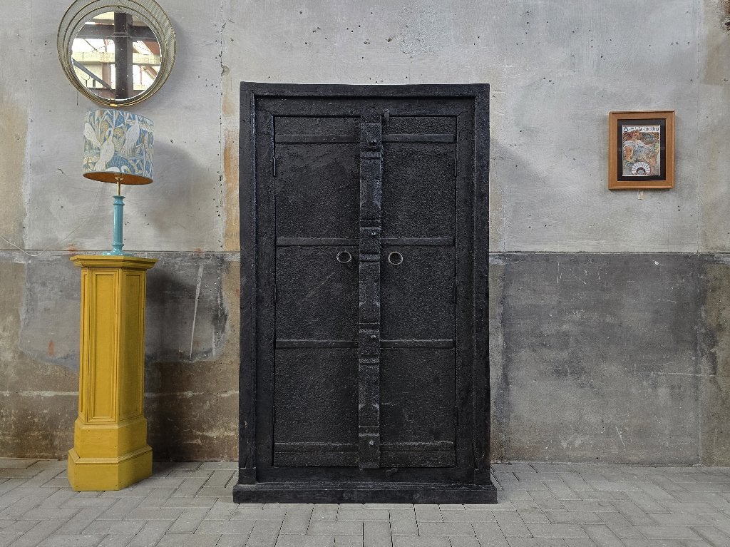Vintage Zwarte Kast Landelijke Houten Voorraad Kast Antiek B, Ophalen of Verzenden