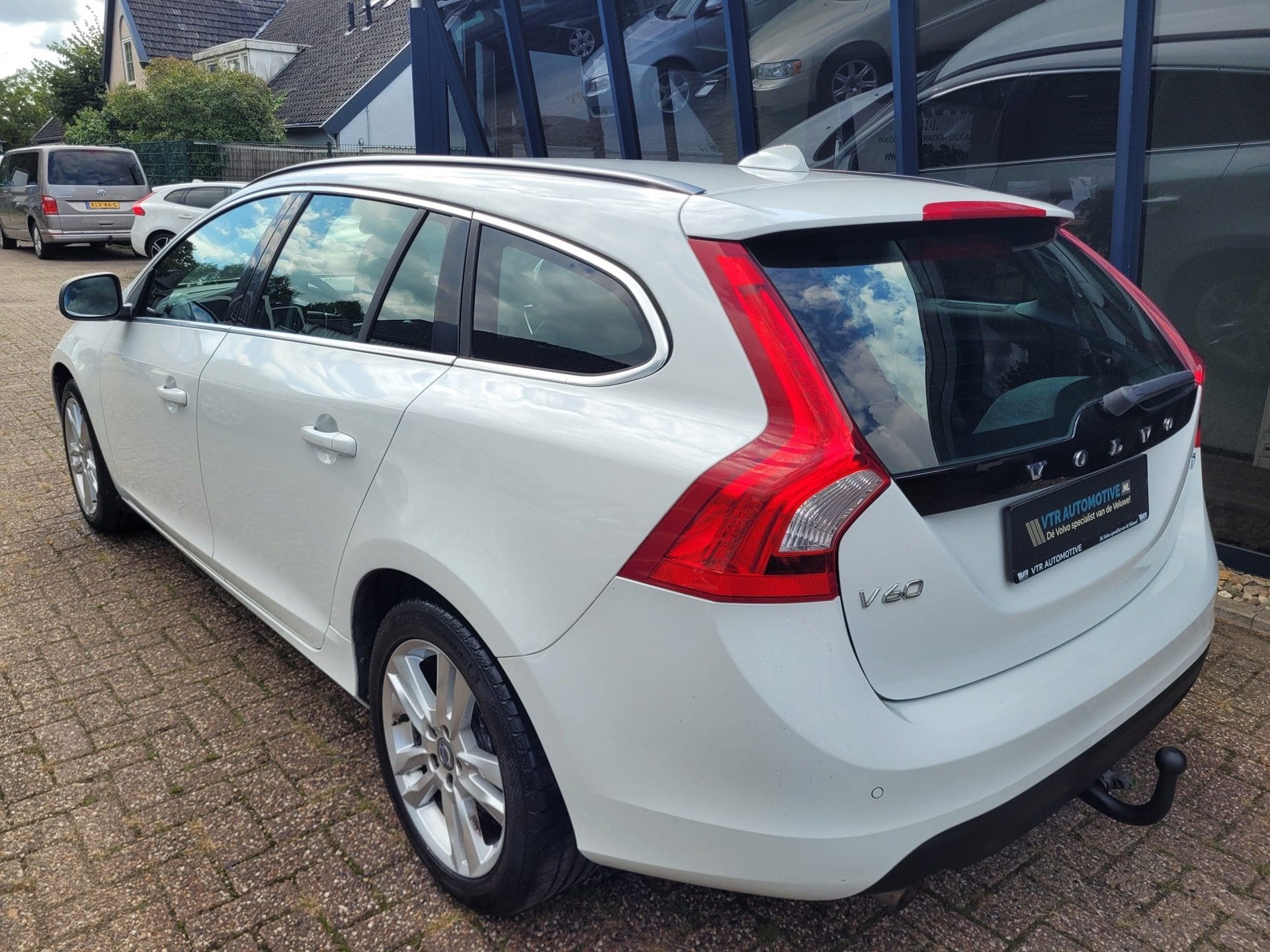 Volvo V60 1.6 T4 Momentum 180PK 1e Eigenaar & 36.962KM!, Auto's, Voorwielaandrijving, Gebruikt, Zwart, 4 cilinders