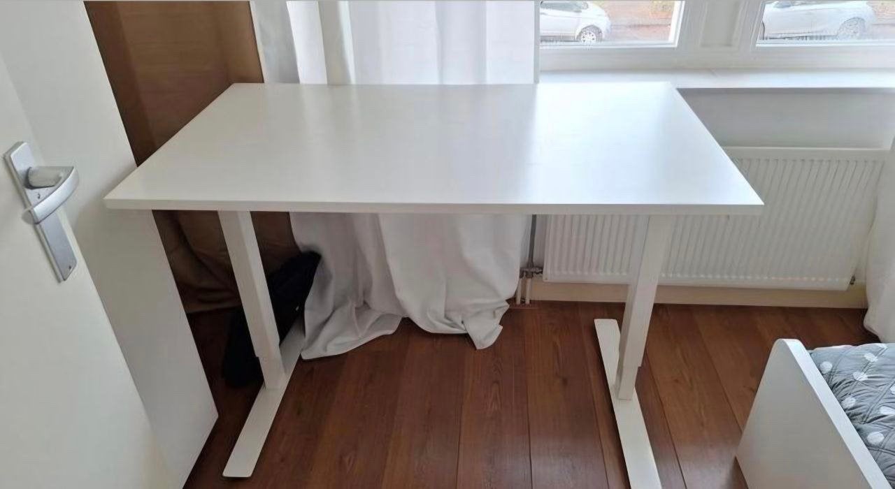 IKEA Trotten zit sta bureau 120x70 - Lichte schade, Huis en Inrichting, Bureaus, Zit-sta bureau, Gebruikt, Spaanplaat of MDF, In hoogte verstelbaar