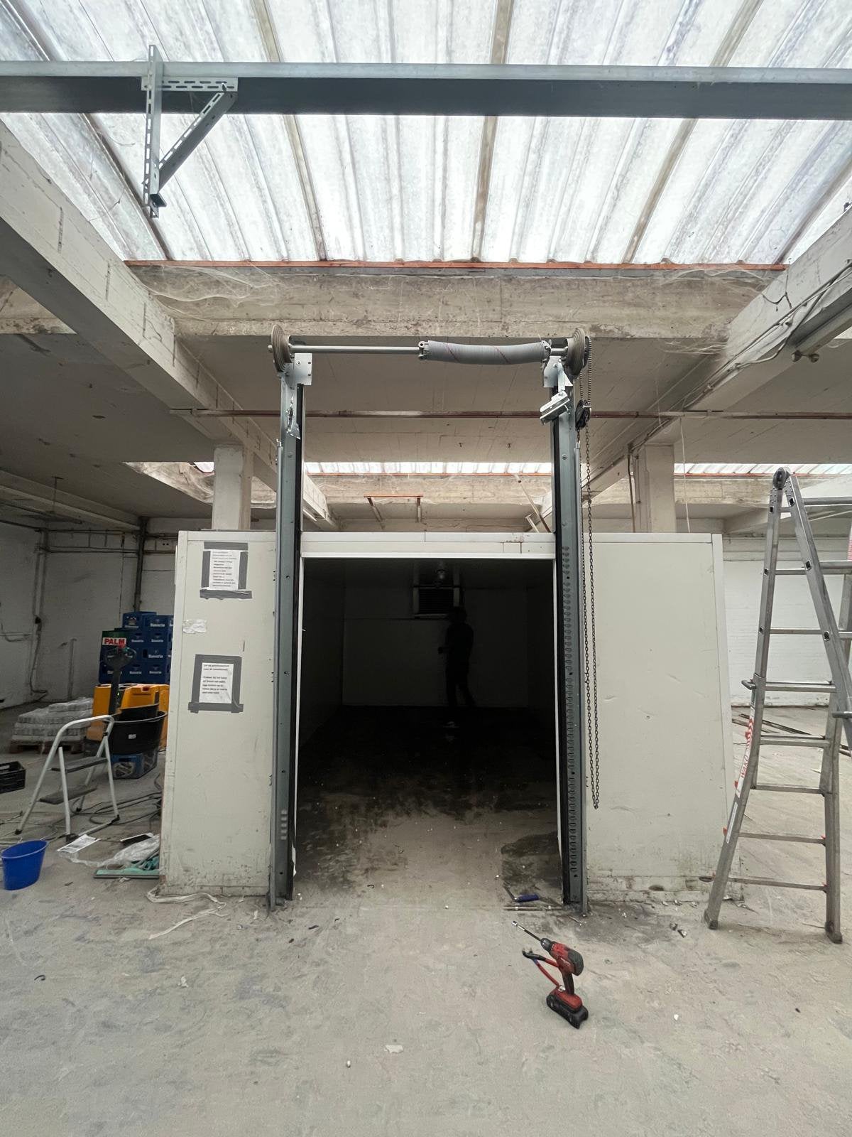 Roldeur, Doe-het-zelf en Verbouw, Rolluiken, Ophalen, Gebruikt, Wit, 150 tot 200 cm