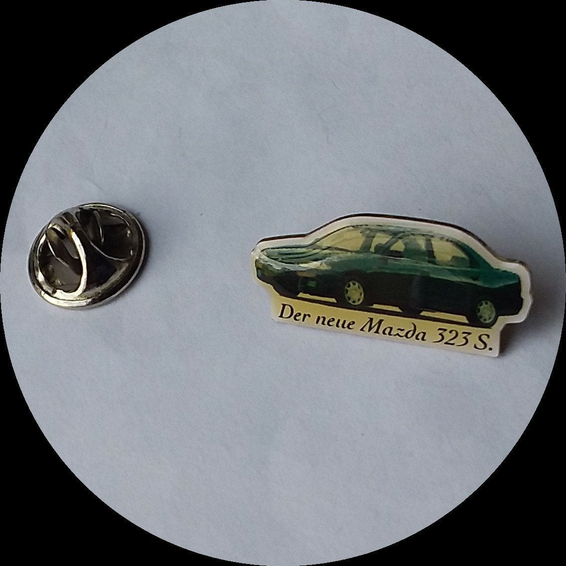 MAZDA 323 S pin, groen, Verzamelen, Speldjes, Pins en Buttons, Ophalen of Verzenden, Zo goed als nieuw, Transport, Speldje of Pin