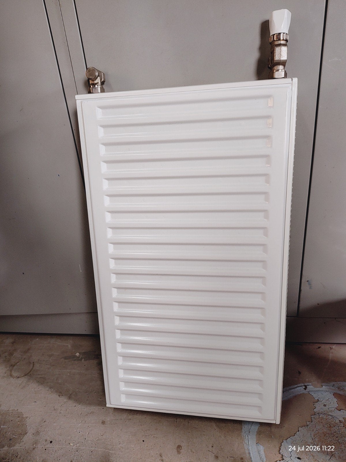 Gebruikte radiator met voetventiel en radiatorkraan, Doe-het-zelf en Verbouw, Verwarming en Radiatoren, Ophalen, 30 tot 80 cm