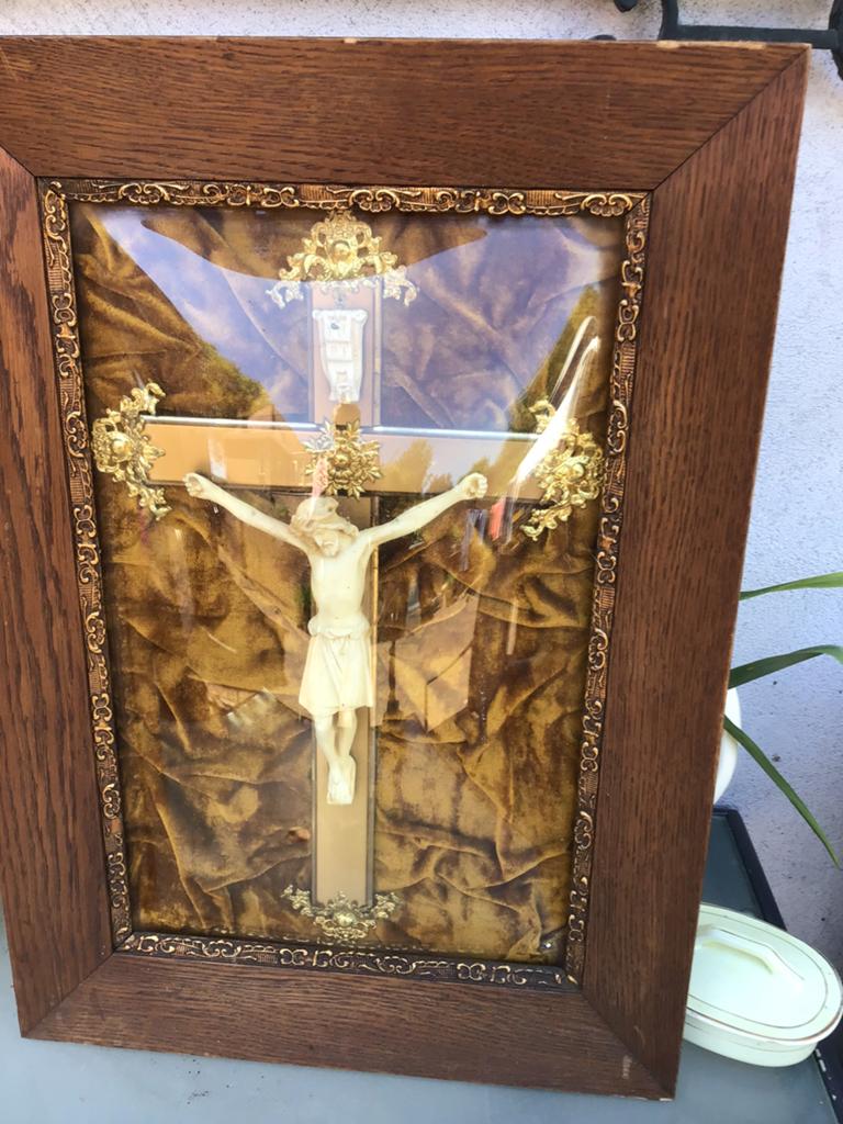 Antiek kruisbeeld in lijst achter bol glas, Ophalen of Verzenden