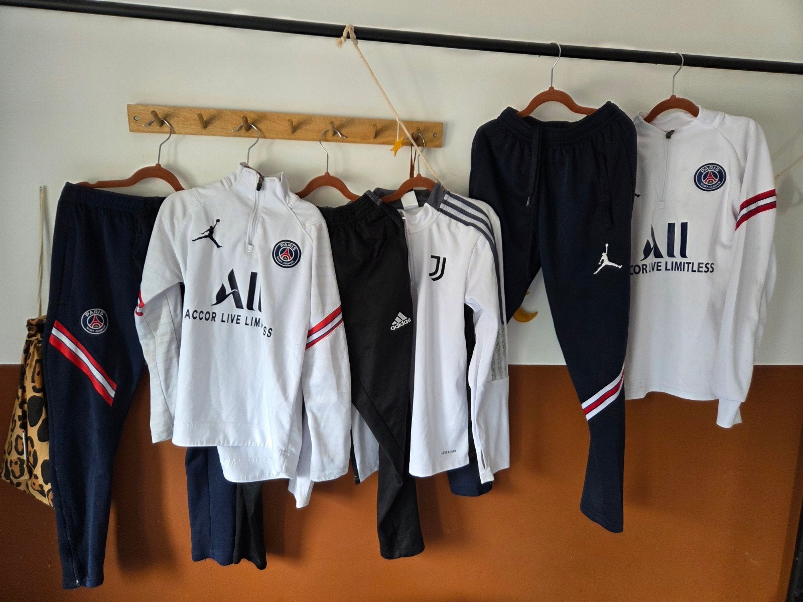 Voetbalpakken PSG en Juventus - Maten 146 & 152, Gebruikt, Jongen of Meisje, Sport- of Zwemkleding, Ophalen of Verzenden