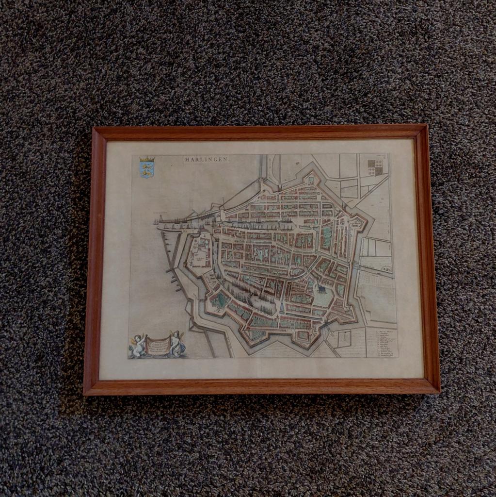 Antieke stadskaart Harlingen Blaeu origineel in mooie lijst, Antiek en Kunst, Kunst | Etsen en Gravures, Stadsgezicht, Gravure