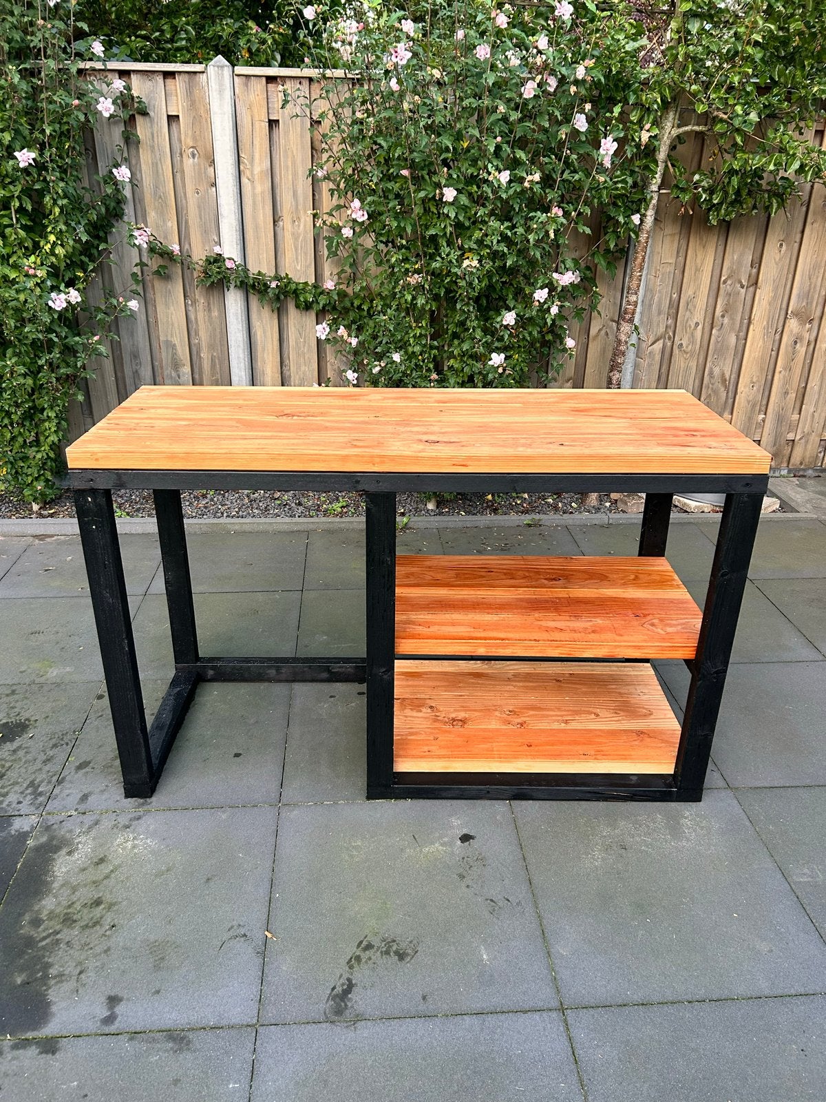 Stevige houten (buitenkeuken) tafel met opbergplanken, Ophalen, Zo goed als nieuw, Rechthoekig, Hout