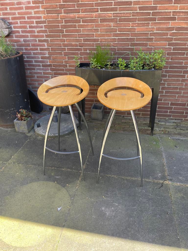 2 Lyra design barkrukken - Italië, Huis en Inrichting, Barkrukken, Gebruikt, 90 cm of meer, Hout, 2 krukken, Met voetsteun, Ophalen of Verzenden