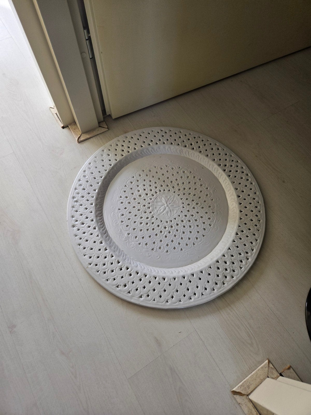 Wit rond en groot dienblad of kaarsenhouder met opengewerkt, Ophalen, Gebruikt, Met opstaande rand, Rond