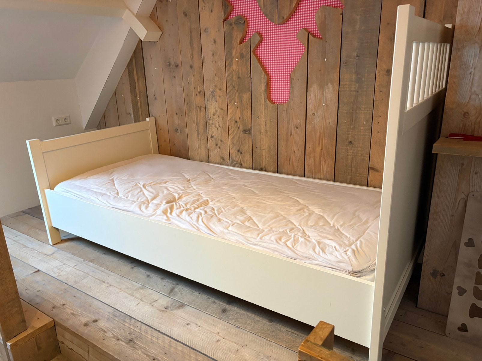 Meisjes slaapkamer, Kinderen en Baby's, Kinderkamer | Bedden, Ophalen, 85 tot 100 cm, Gebruikt, Lattenbodem