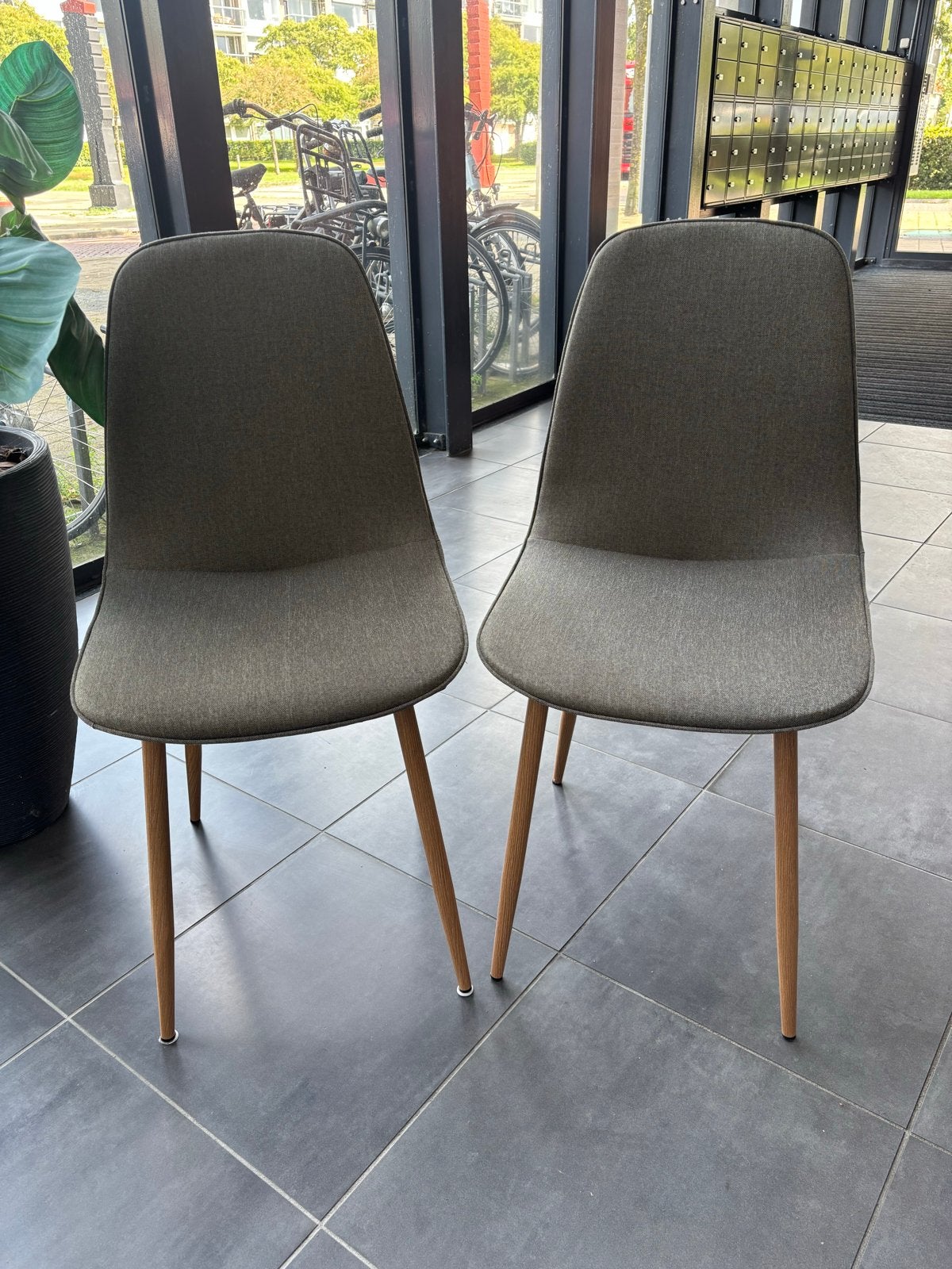 Set van 2 moderne eetkamerstoelen - Groen met houten poten, Ophalen, Twee, Overige kleuren, Zo goed als nieuw