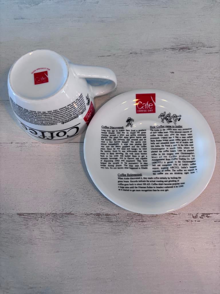 Grote koffiekop met schotel - India Café Coffee Day, Gebruikt, Keramiek, Ophalen of Verzenden, Overige stijlen