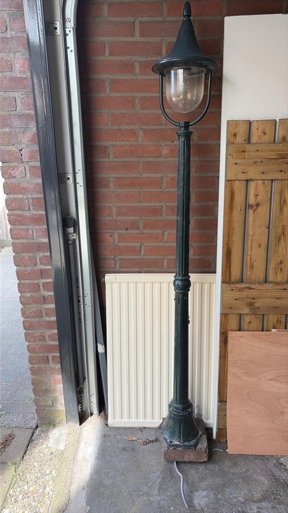 Oud ijzer: radiator en tuinlantaarn, Ophalen, Staande lamp, 50 tot 250 watt, IJzer