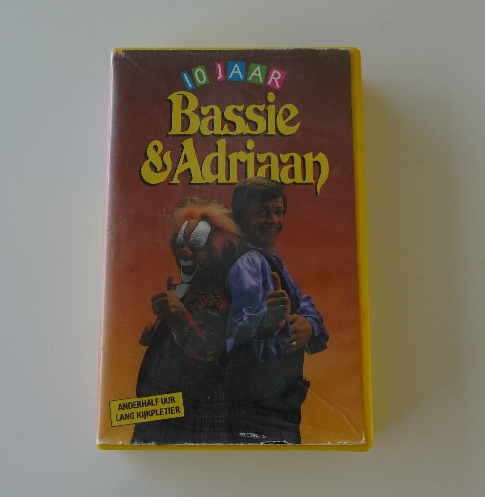Bassie & Adriaan 10 Jaar - VHS, Cd's en Dvd's, VHS | Kinderen en Jeugd, Ophalen, Alle leeftijden, Kinderprogramma's en -films