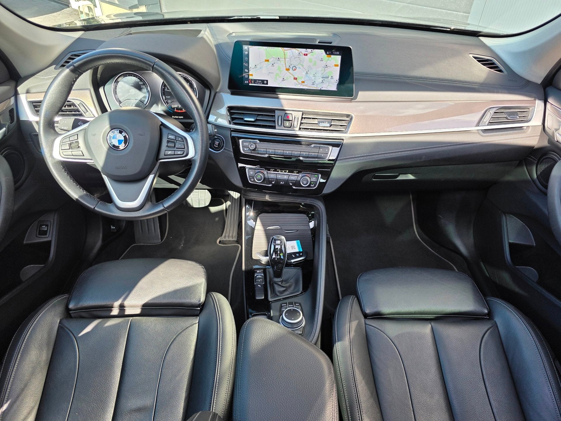 BMW X1 SDrive20i Business Edition Plus | PANO | LEDER | TREK, Auto's, 4 cilinders, Zwart, 1470 kg, SUV of Terreinwagen