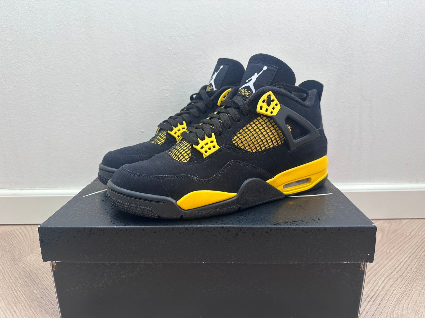 Air Jordan 4 Nike Retro Yellow Thunder 45, Ophalen of Verzenden, Zo goed als nieuw, Zwart