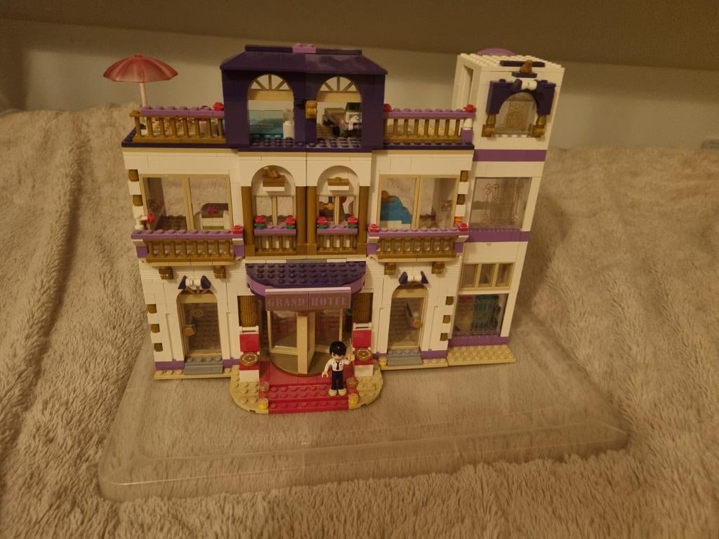Lego friends hotel, Verzamelen, Ophalen of Verzenden, Zo goed als nieuw, Button of Speldje