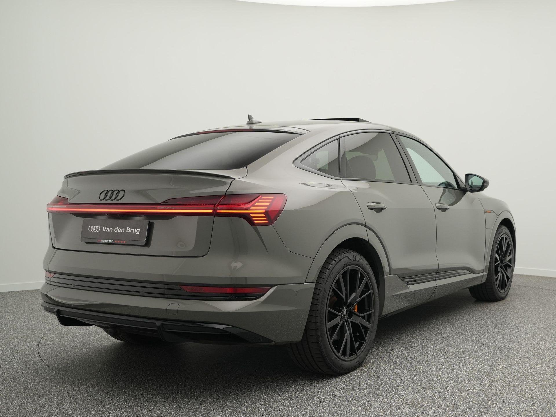 Audi e-tron Sportback 55 Quattro S edition 95 kWh 408 PK | M, Auto's, Audi, Automaat, Zwart, 95 kWh, Leder en Stof