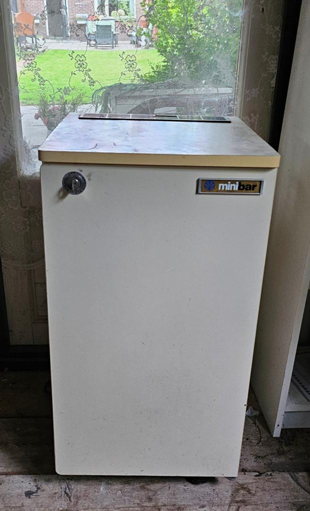 Compacte Minibar Koelkast - Ideaal voor Kleine Ruimtes, Ophalen, Gebruikt, Minder dan 75 liter, Met vriesvak