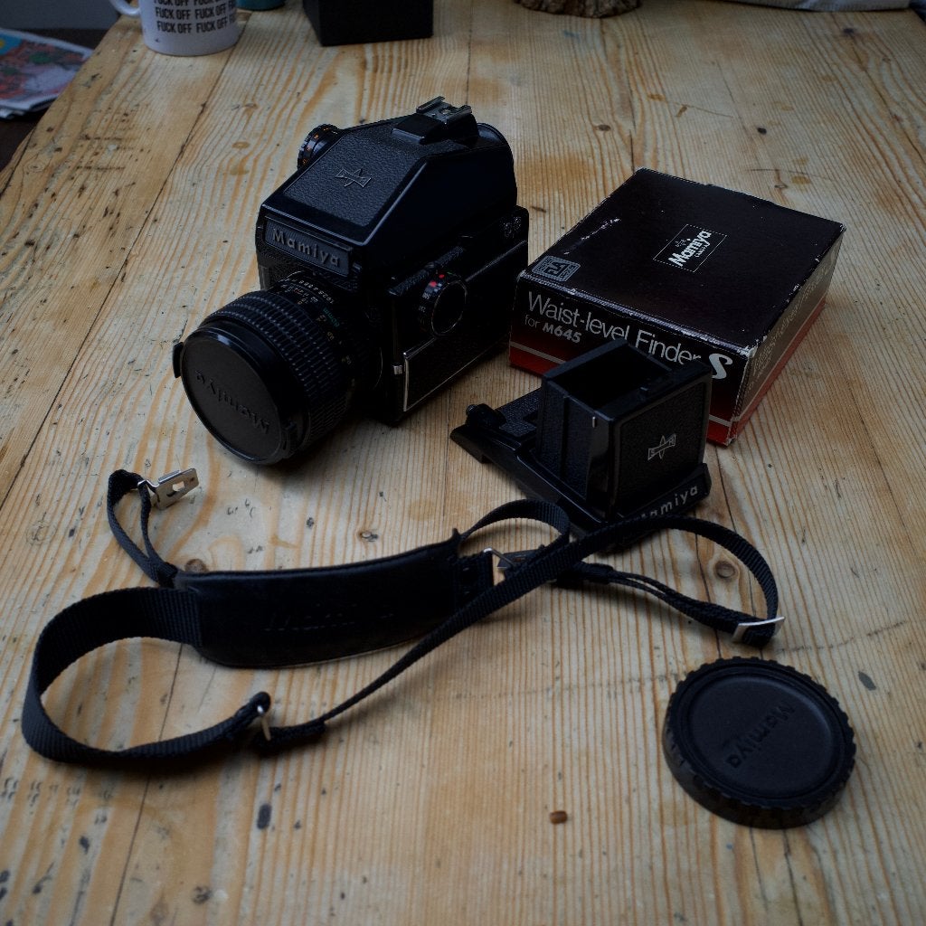 Foto 13 van Mamiya 645 / Sekor 80mm 1.9, Prisma en waist-level finder.