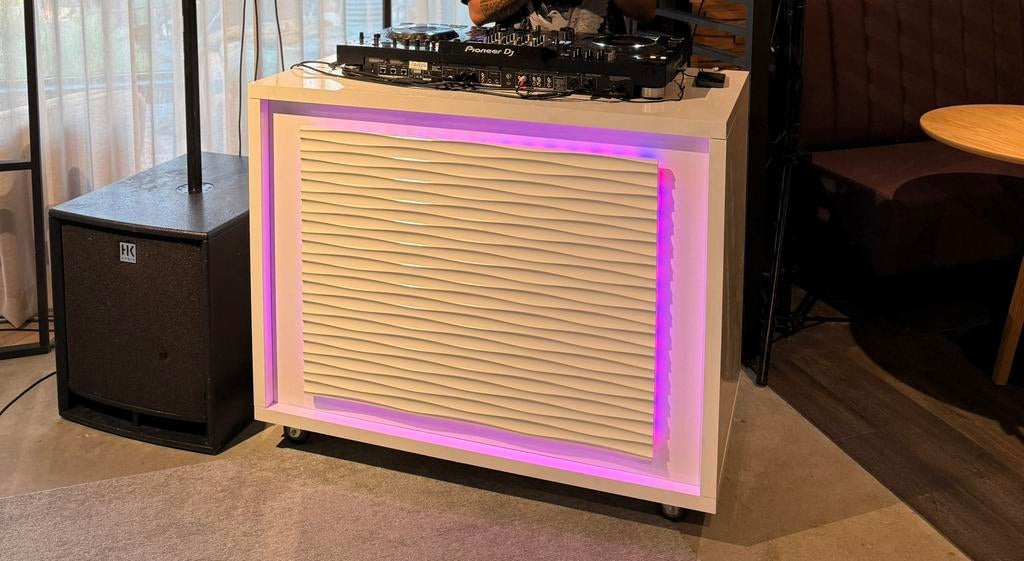 Witte DJ booth met LED en wielen, Muziek en Instrumenten, Dj-sets en Draaitafels, -, -, Zo goed als nieuw, -