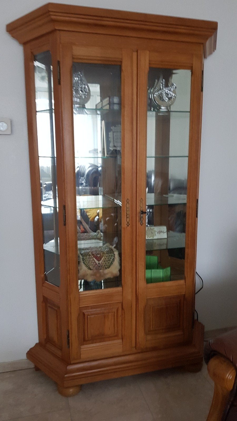 Houten vitrinekast met glazen deuren en planken, Huis en Inrichting, Klassiek, Overige houtsoorten, 150 tot 200 cm, 25 tot 50 cm