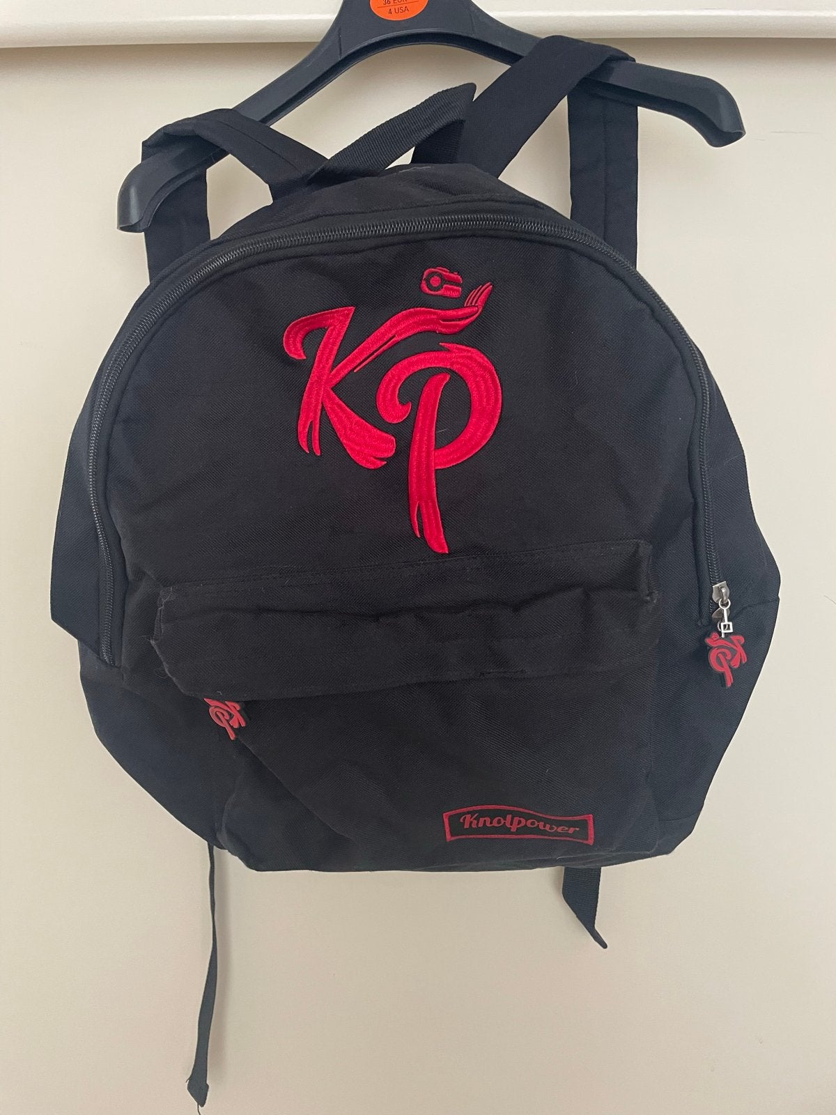 Zwarte rugzak met rood KP logo - Knotpower, Overige merken, Gebruikt, Ophalen of Verzenden, Minder dan 25 cm