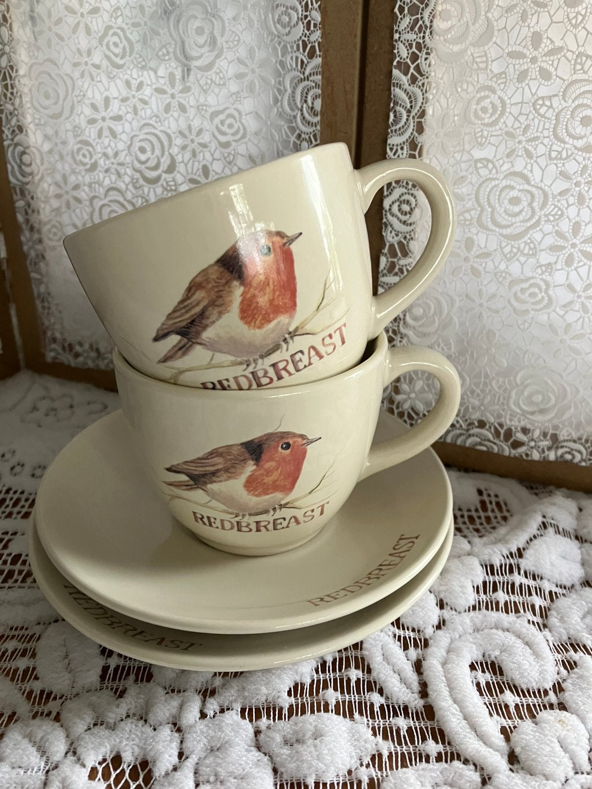 Twee kop en schotels van Jet ( Redbreast), Ophalen of Verzenden, Zo goed als nieuw, Overige stijlen, Kop(pen) en/of Schotel(s)