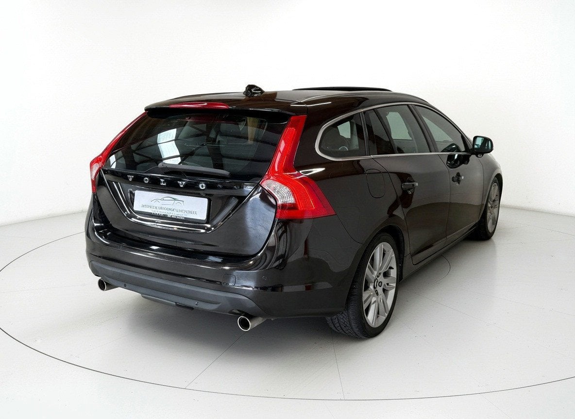 Volvo V60 2.0 T5 Momentum - Schuifdak - Memory - Trekhaak, Auto's, 1502 kg, 4 cilinders, Leder en Stof, Zwart