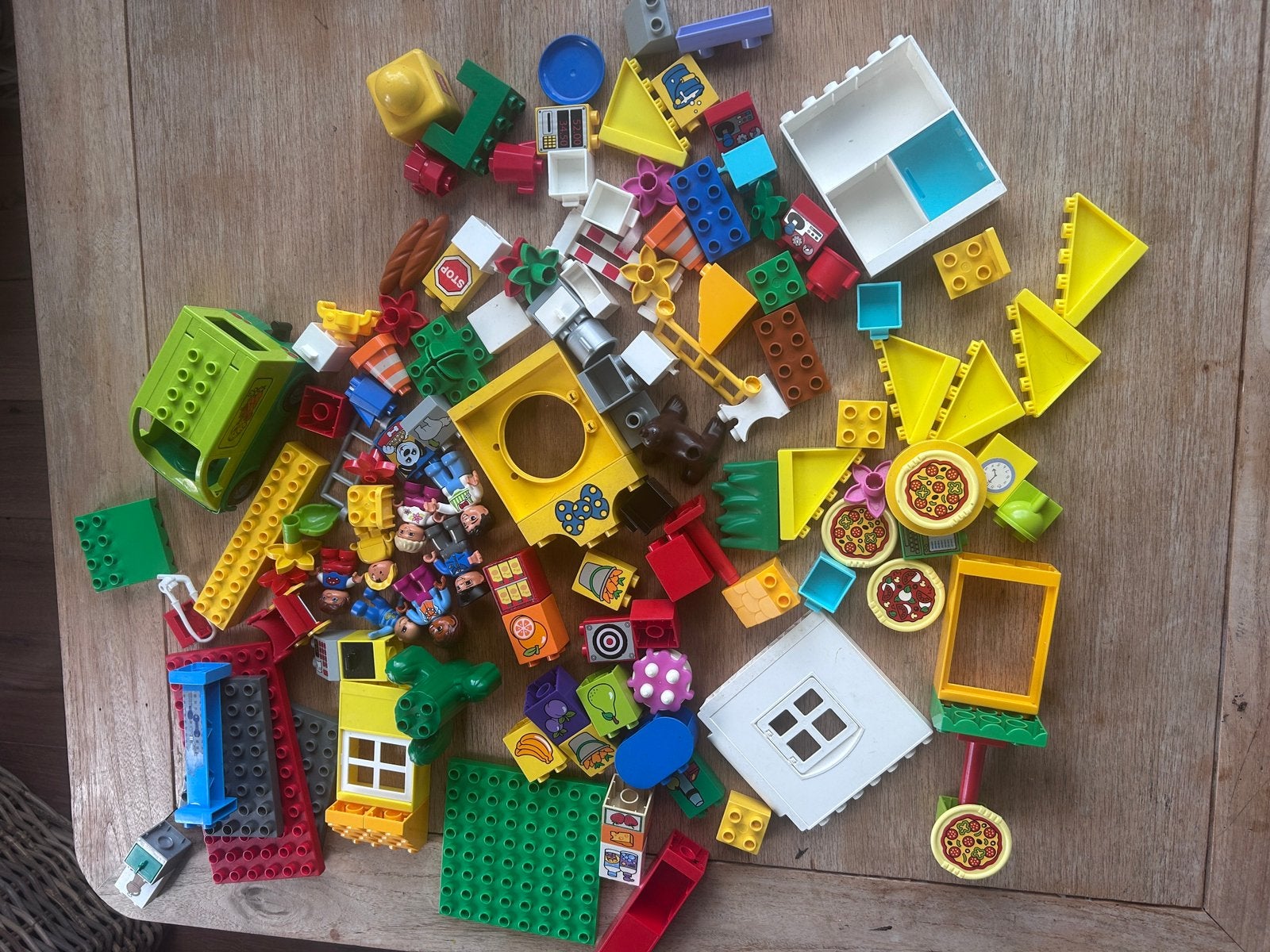 Veel lego duplo poppen voedsel etc, Kinderen en Baby's, Speelgoed | Duplo en Lego, Ophalen of Verzenden, Zo goed als nieuw, Duplo