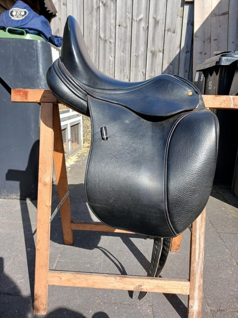 Schleese dressuurzadel 17,5" type Nina netjes onderhouden, Ophalen of Verzenden, Zo goed als nieuw, Dressuur