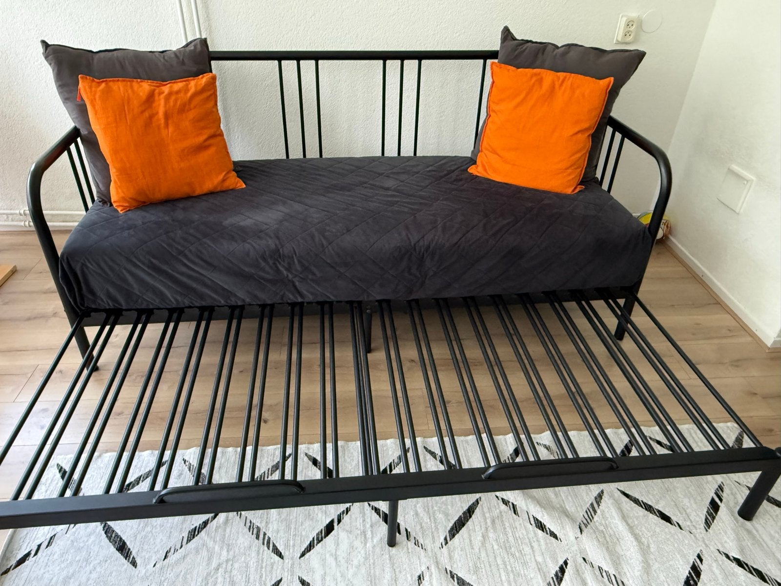 IKEA Hemnes bedbank met uitschuiffunctie, Huis en Inrichting, Slaapkamer | Bedden, Zwart, Tweepersoons, Ophalen of Verzenden, Overige maten