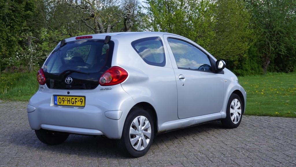 Toyota Aygo 1.0-12V + Navigatie, Voorwielaandrijving, Stof, Gebruikt, Zwart