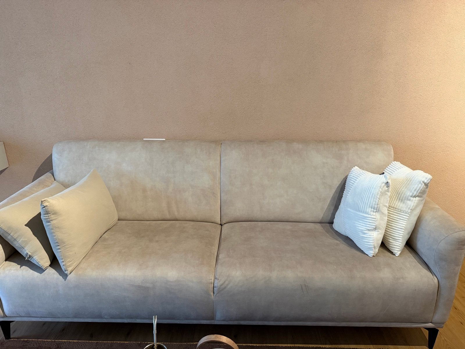 Comfortabele 3-zits bank in neutrale kleur, Huis en Inrichting, Banken | Bankstellen, Ophalen, Driepersoons, 75 tot 100 cm, Zo goed als nieuw