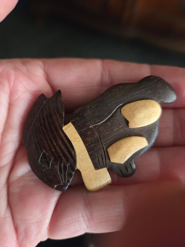 Unieke houten broche in de vorm van een konijn., Overige materialen, 4 tot 7 cm, Bruin, Ophalen of Verzenden