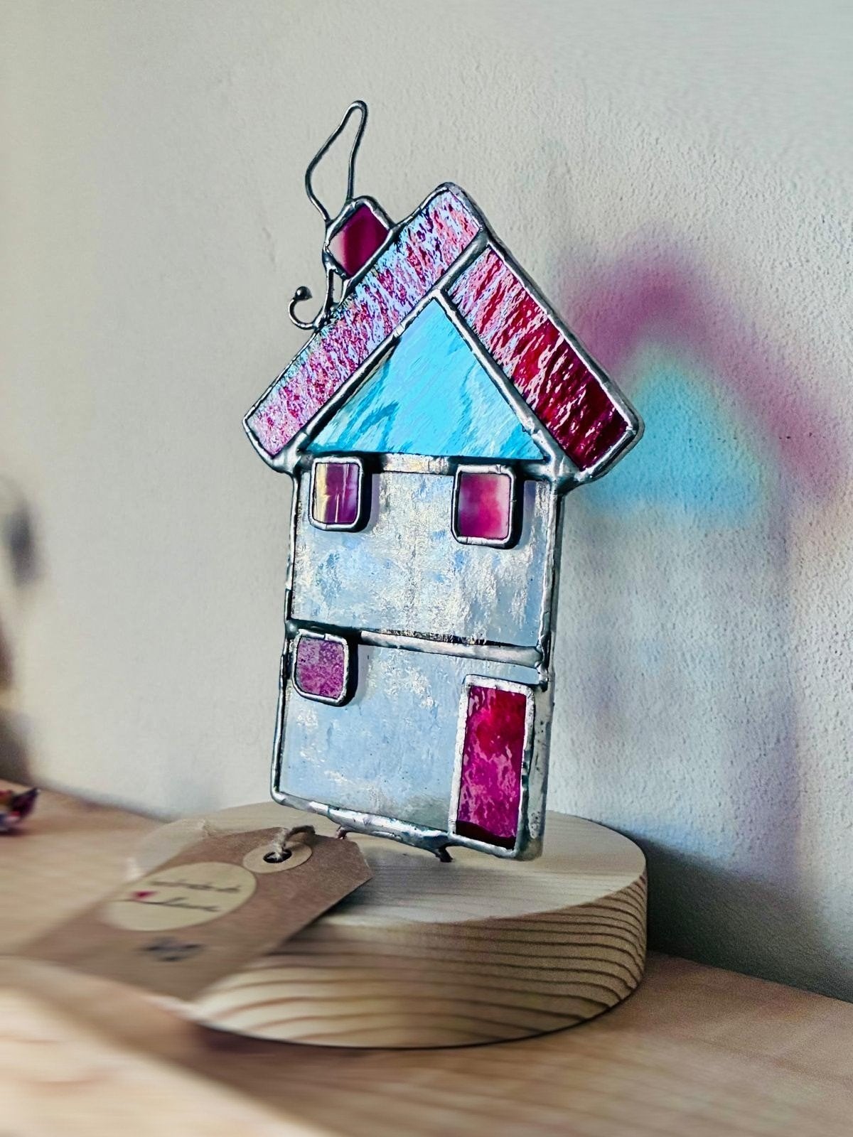 Handgemaakt Tiffany Vitral Huisje op Houten Standaard, Huis en Inrichting, Woonaccessoires | Overige, Ophalen of Verzenden, Nieuw