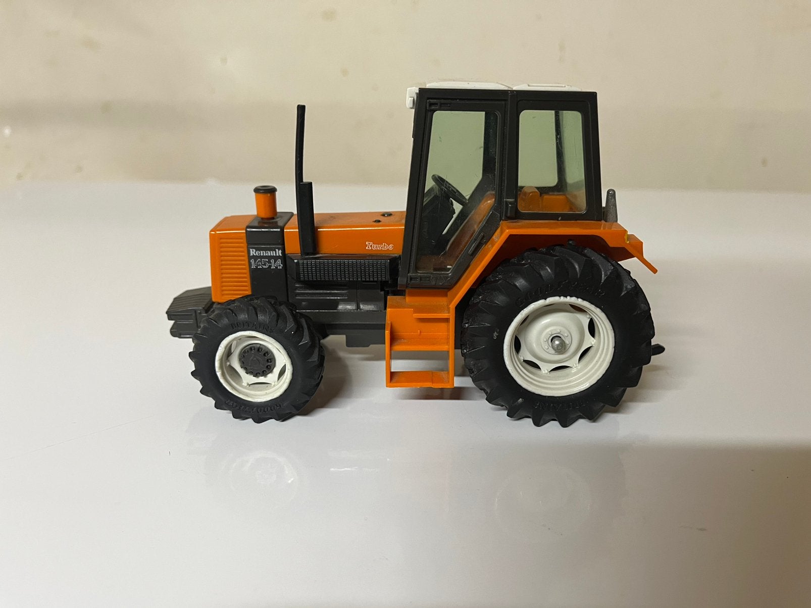 Britains 9518, RENAULT 145-14 TX Turbo Tractor, Schaal 1:32, Ophalen of Verzenden, Zo goed als nieuw, Tractor of Landbouw, Britains
