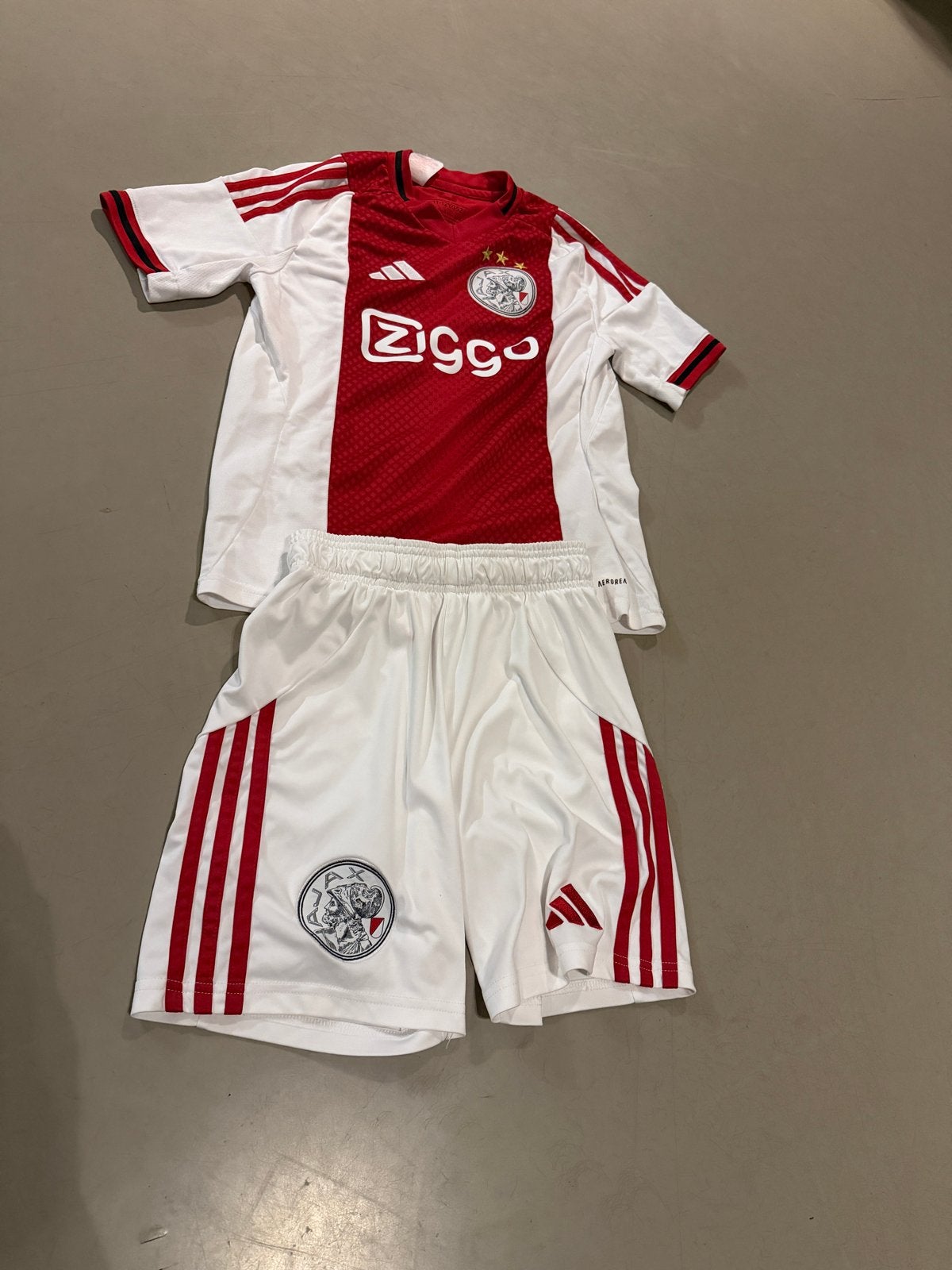 Ajax tenue seizoen 25/26 origineel maat 152, Ophalen of Verzenden, Zo goed als nieuw, Jongen of Meisje, Setje