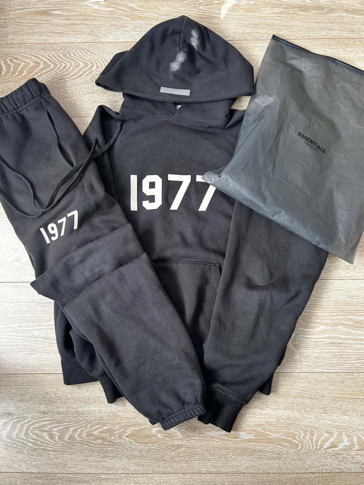 Essentials Fear of God 1977 Hoodie & Jogger Set Zwart, Verzenden, Zo goed als nieuw, Maat 48/50 (M), Zwart