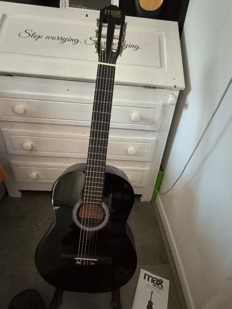 Zwarte akoestische gitaar, Ophalen, Zo goed als nieuw, Klassieke of Spaanse gitaar, Met koffer