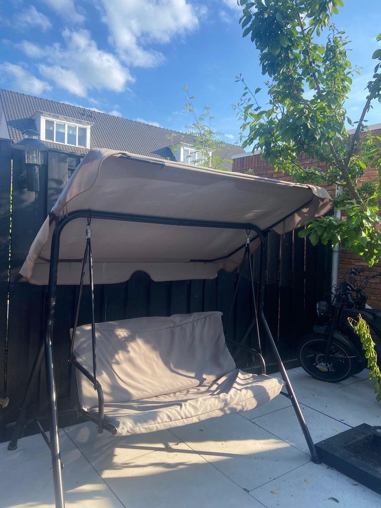 Comfortabele schommelbank voor buiten, Tuin en Terras, Ophalen, Zo goed als nieuw, Minder dan 5 meter