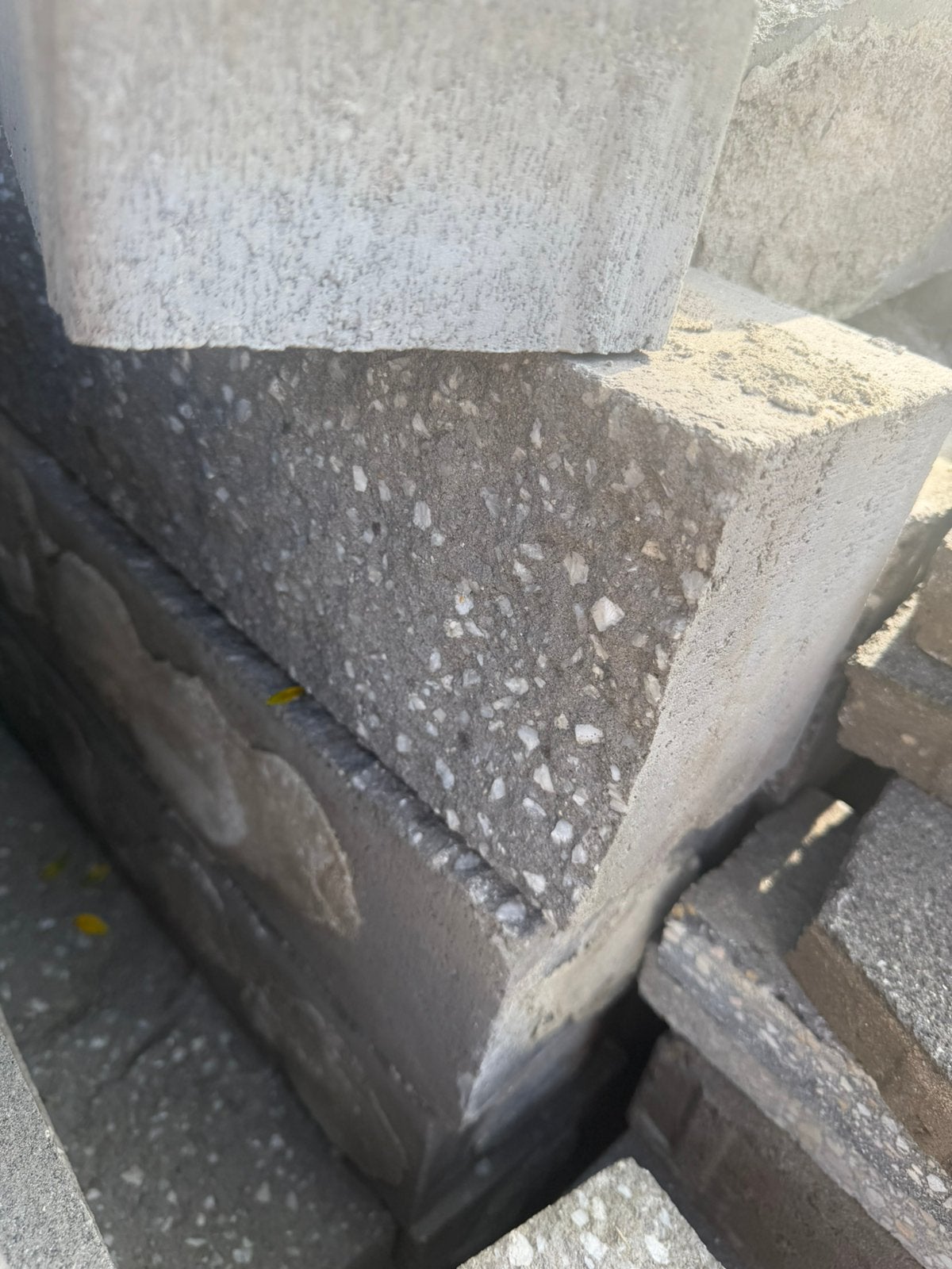Gratis stapel stenen voor bloembak, Ophalen, Zo goed als nieuw, Beton, Klinkers