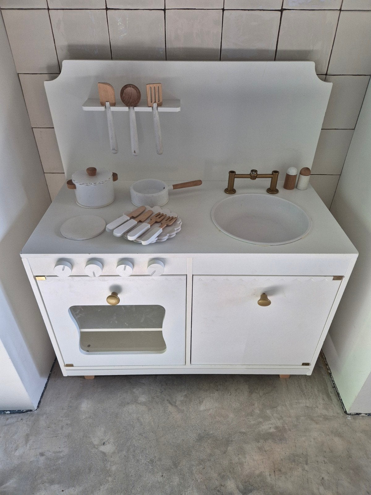 Petite Amélie speelkeuken met accessoires (zonder kraan), Kinderen en Baby's, Speelgoed | Speelkeukens, Ophalen, Gebruikt, Hout