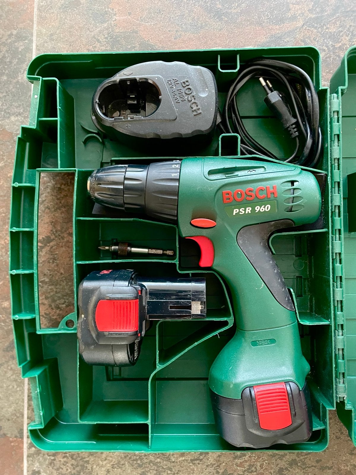 Bosch Accuschroefboormachine PSR 960 met lader en 2 accu's, Gebruikt, Variabele snelheid, Ophalen of Verzenden, Boor- en Schroefmachine