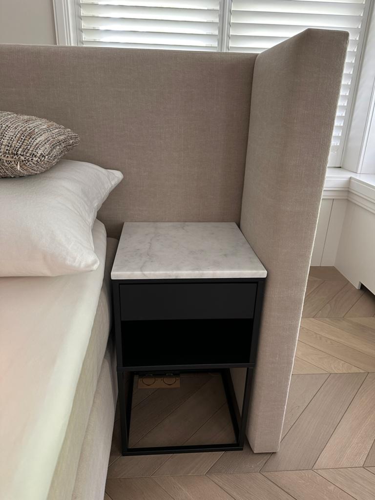 2x IKEA Vikhammer nachtkastjes met marmeren blad, Huis en Inrichting, Slaapkamer | Nachtkastjes, Zo goed als nieuw, Minder dan 45 cm